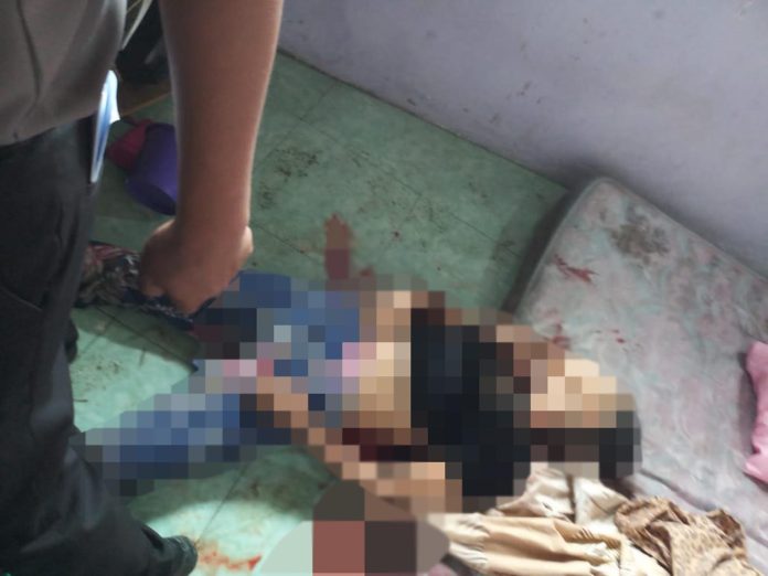 Korban saat ditemukan terkapar meregang nyawa di kamar kos di Jalan Punak No 38, Kelurahan Sei Putih, Kecamatan Medan Petisah, Medan, Rabu (4/12/2019). (f:ist/mistar