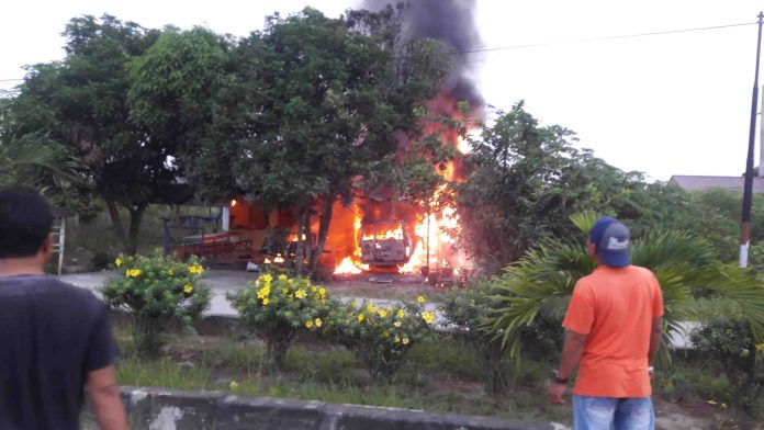 Api membakar mobil dan isi rumah milik Walden Sitindaon.(f:jhon/mistar)