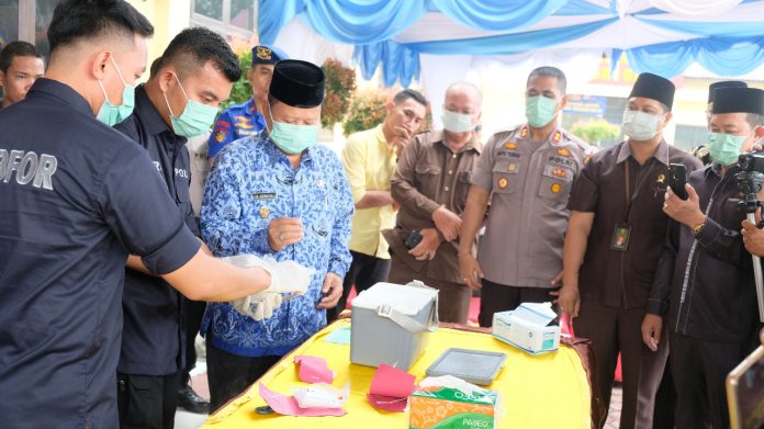 Kapolres Tanjungbalai AKBP Putu Yudha Prawira memusnahkan barang bukti Shabu . (f:Eko/mistar)