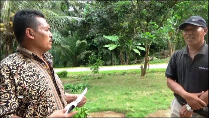 Kepala Desa Kwala Air Hitam Bambang Mariadi, sbersama warga Desa Suratman saan menjelaskan hasil kesepakatan dengan pengusaha sawit.