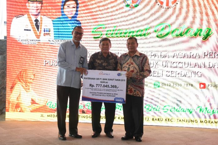Bank Sumut menyerahkan CSR kepada Bupati Deliserdang, pada saat peresmian Pusat Promosi,Produk Unggulan Daerah (P3UD) Deli Serdang, kamis (12/12) .mistar/iqbal
