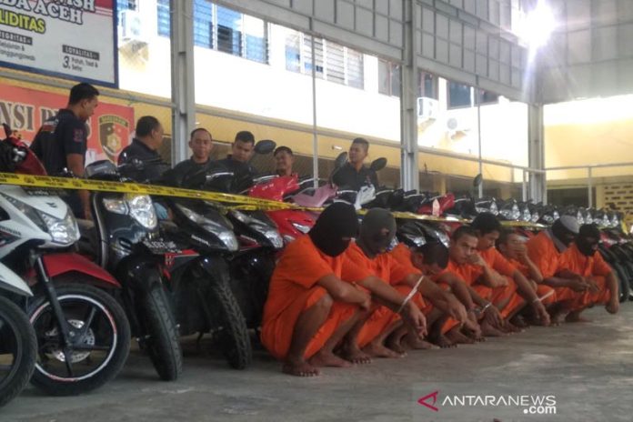 Delapan tersangka pencurian sepeda motor bersama barang bukti yang diamankan dalam Operasi Sikat Rencong 2019 di Mapolresta Banda Aceh, di Banda Aceh, Kamis (26/12/2019). Antara Aceh/M Haris SA