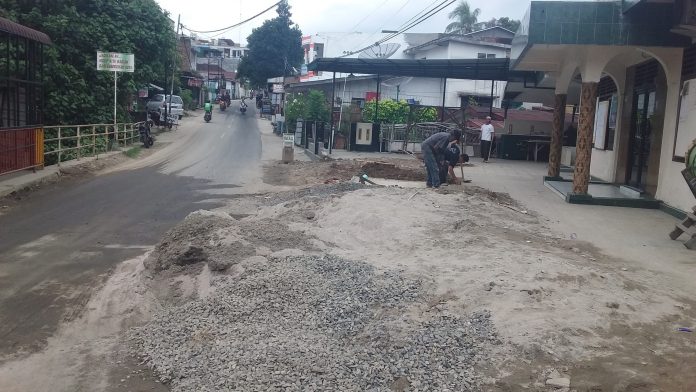 Tumpukan material proyek menyempitkan ruang jalan dan mengganggu kenyamanan jemaah Masjid Da’wah.(f:mistar/billy nasution)