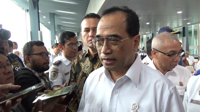 Menteri Perhubungan Budi Karya Sumadi meninjau operasional jalur layang kereta api bandara di Stasiun Medan. (f:mistar/daniel pekuwali)