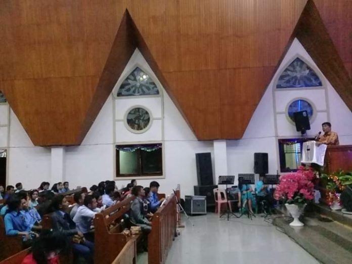 Mahasiswa UHN asal Kabupaten Samosir merayakan Natal di Gereja HKBP Bolon, Pangururan.(f:mistar/ist)