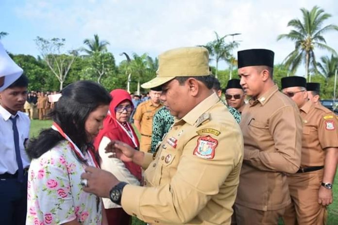 Walikota Tanjungbalai H.M Syahrial menyerahkan penghargaan, Senin (6/1/20)