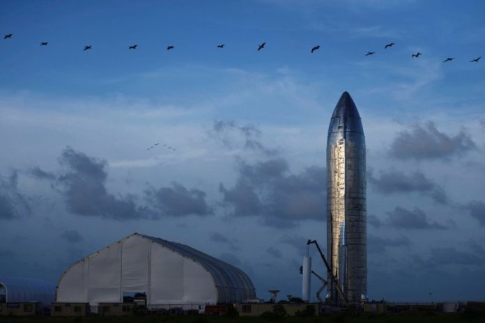 Purwarupa pesawat ulang alik Starship milik SpaceX terlihat sebelum pendiri SpaceX Elon Musk memberikan informasi terbaru mengenai roket Mars Starshio di Boca Chica, Texas, Amerika Serikat, Sabtu (28/9/2019). (antara)