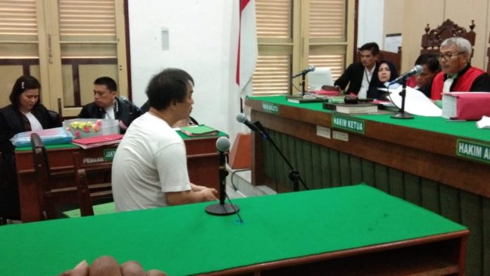 Terdakwa Jerry alias Kok Min saat menjalani sidang di PN Medan. Bukan Tindak Pidana, Hakim Perintahkan JPU Bebaskan Terdakwa Penipuan(f:amsal/mistar)