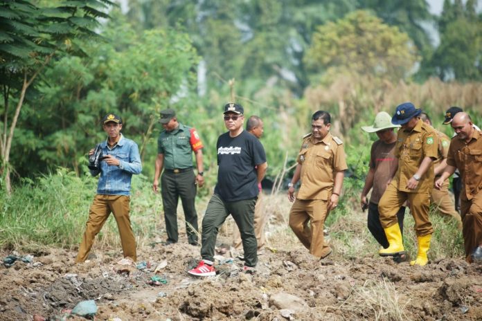Plt Wali Kota Medan Ir H Akhyar Nasution MSi memimpin pengorekan Danau Martubung, Senin (20/01). (f:ist/mistar)