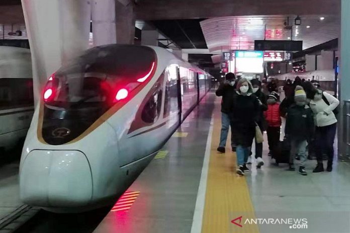 Para penumpang kereta cepat baru tiba di Stasiun Tianjin, Kamis (22/1) malam, dengan mengenakan masker untuk menghindari wabah virus corona jenis baru di Wuhan. (ANTARA/M. Irfan Ilmie)