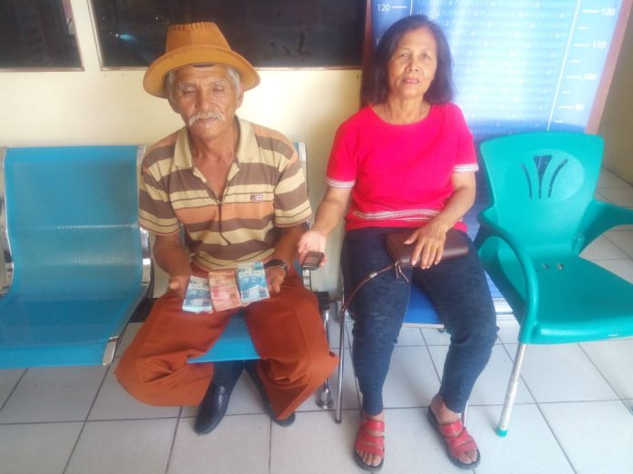 Samsudin Purba, 63 dan Bertah boru Sibarani,63, warga Desa Pakkat Dolok Kecamatan Lintong Nihuta , nyaris korban penipuan transfer uang.(f:dedi/mistar)