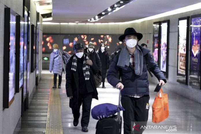 Sejumlah warga memakai masker saat berjalan menuju stasiun bawah tanah kereta subway di Kota Beijing, China, Selasa (21/1/2020). Wabah virus korona seperti Severe Acute Respiratory Syndrome (SARS) yang menyebar di China dan mencapai tiga negara Asia lainnya disebut-sebut bisa menular dari manusia ke manusia. Hal itu diungkapkan ilmuwan pemerintah China menjelang pertemuan darurat yang akan digelar oleh World Health Organization (WHO). ANTARA FOTO/REUTERS/Jason Lee/wsj.