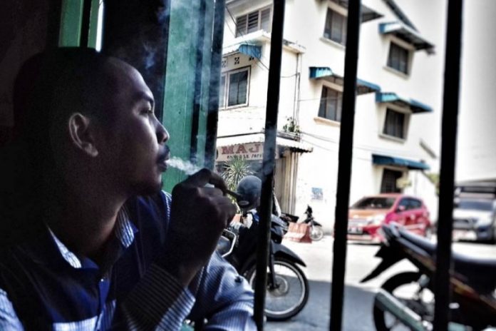 Ilustrasi orang merokok. Harga rokok di Tanjungpinang kini mulai naik di kisaran harga Rp2.000 sampai Rp4.000 per bungkus (Ogen)