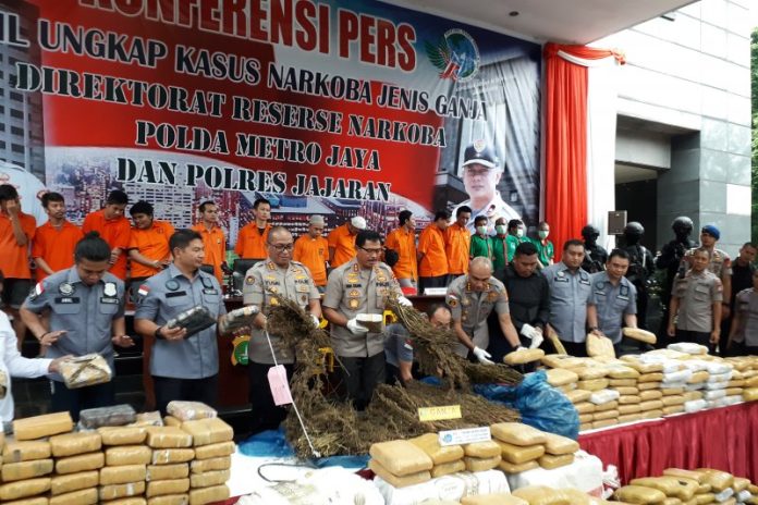 Tersangka dan barang bukti 1,3 ton ganja hasil operasi periode Desember 2019 sampai Januari 2020 dihadirkan kehadapan media di Polda Metro Jaya Jakarta, Rabu (22/1/2020). (ANTARA/Fianda Rassat)