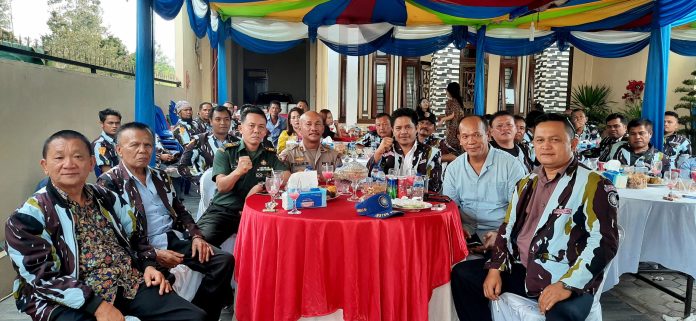 Ketua DPD IPK Dairi Halim Lumban Batu bersama para undangan. (f:manru/mistar)