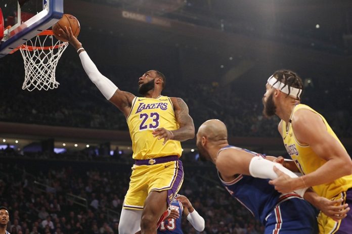 Pemain LA Lakers, Lebron James, tampil prima saat Lakers bungkam Knicks di New York. (Foto : mistar/int)