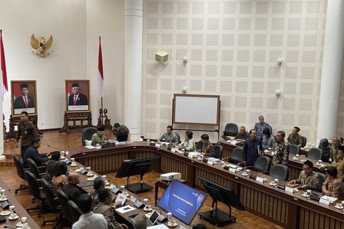 Wakil Presiden Ma’ruf Amin memimpin rapat tentang pengembangan Lima Destinasi Wisata Super Prioritas di Kantor Wapres Jakarta, Kamis (16/1/2020). (Fransiska Ninditya)