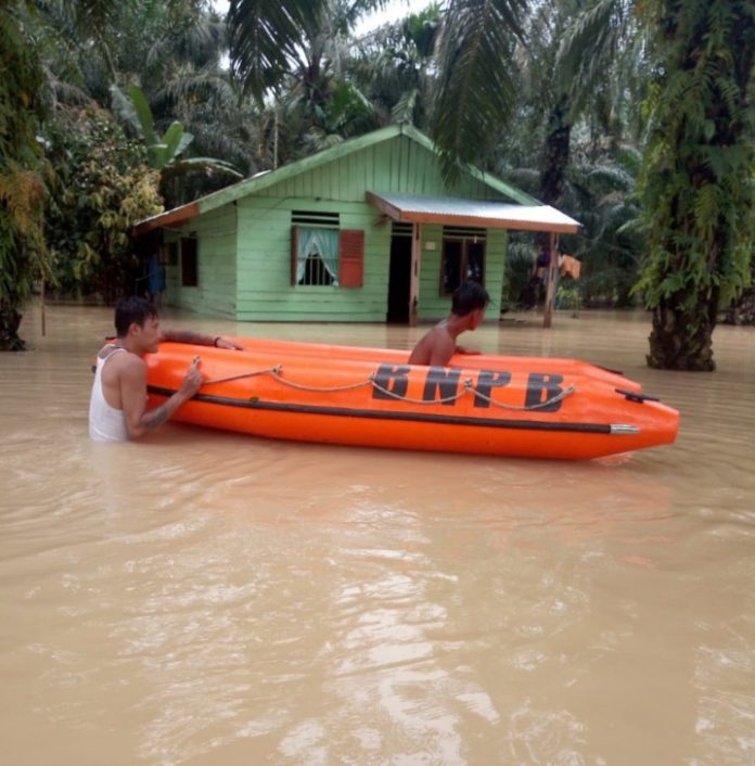 Keterangan Gambar : Kondisi 7 Kecamatan yang Tergenang Air Setinggi 10-30 Cm (f:saufi/mistar)