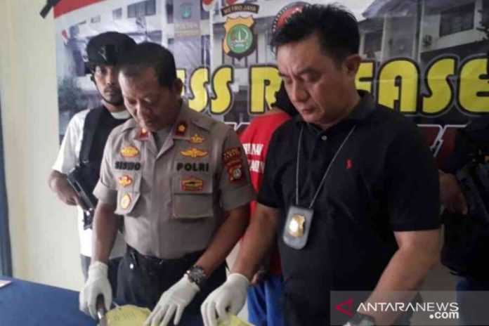 Petugas menunjukkan barang bukti kejahatan pelaku begal sadis di Mapolsek Tambun, Senin (6/1/20). (f:ant/mistar)