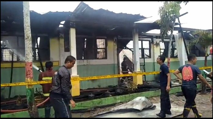 Gedung SMP Negeri 6 yang hangus terbakar. (f:saufi/mistar)