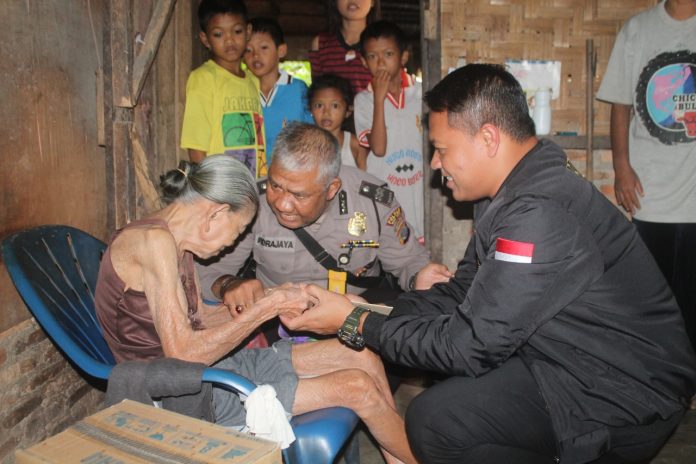 Kasat Reskrim Polres Batu Bara AKP Pandu Winata, SH. S.Ik. MH menyerahkan bantuan dari Kapolres Batu Bara kepada Nenek Lembut di Desa Mangkai Lama, Jumat (03/02/20).
