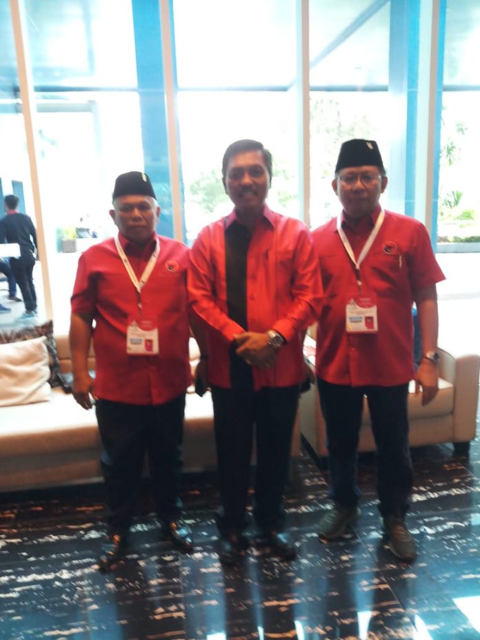 Ir.Amran Sinaga MSi foto bersama pada saat menghadiri Rakernas PDIP di Jalan Expo, Kemayoran, Jakarta, Jumat (10/1/20).(f:mistar/ist)