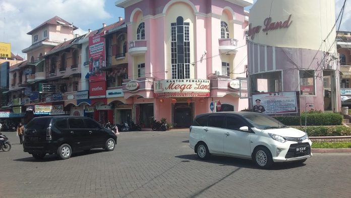Komplek perkantoran Megaland Jalan Asahan Pematangsiantar lokasi penangkapan pelaku penggelapan mobil rental, Kamis (23/1/20) siang.(f:mistar/billy nasution)