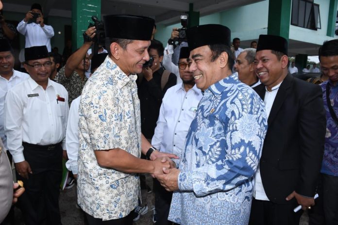 Panglima Kodam I/Bukit Barisan, Mayjen TNI MS Fadhilah saat bersalaman dengan Menteri Agama RI, Jenderal TNI (Purn) Fachrul Razi di Medan, Sabtu (4/1).(f:mistar/ist)