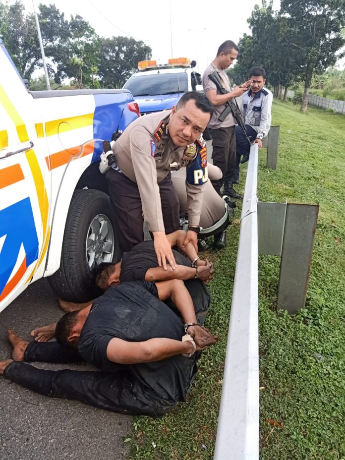 Dua pelaku pencuri brankas saat diamankan petugas Patroli Jalan Raya (PJR) Polda Sumut di Kawasan Tol Belmera, Km 18.400 Jalur A, Jumat (3/1/20).(f:mistar/ist)