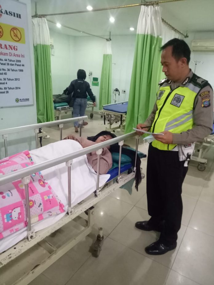 Ade Irma Tanjung saat akan dipindahkan dari ruang Unit gawat darurat rumah sakit Vita Insani Pematangsiantar. (f:mistar/billy nasution)