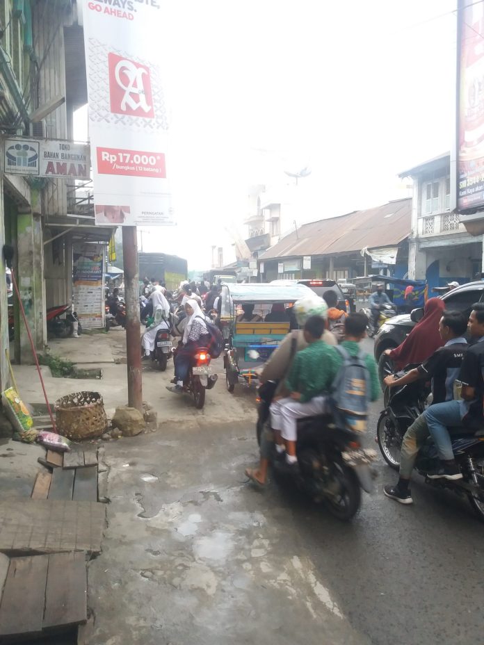 Kepadatan arus lalu lintas di Simpang Tiga PB Jalan SM.Raja, Kota Perdagangan, Kabupaten Simalungun.(f:mistar/syahrial)