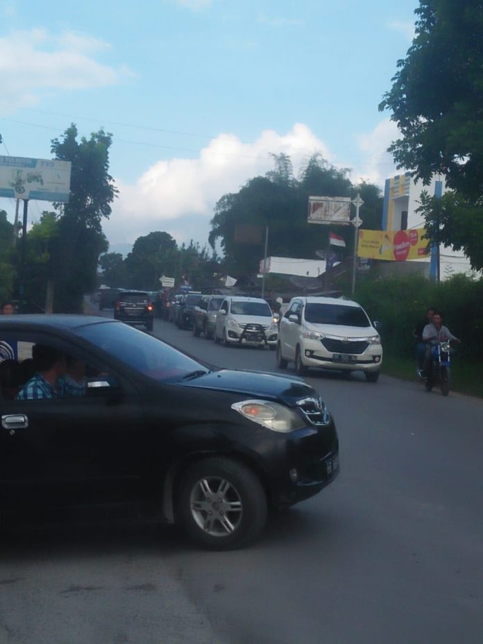 Kenderaan 'mengular' sejauh kurang lebih 3 km di Tambunan menuju pusat kota Balige.(f: mistar/james).