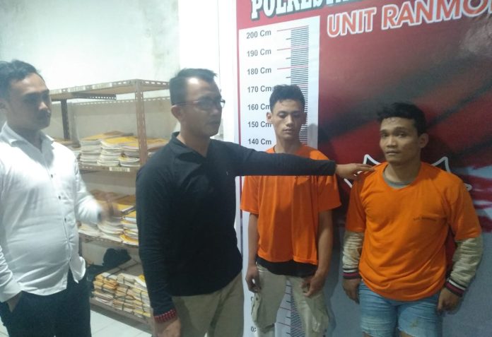 Kanit Ranmor Polrestabes Medan AKP Bambang Gunanti Hutabarat saat menginterogasi kedua tersangka, Rabu (1/1/20).(f: mistar/hendra)