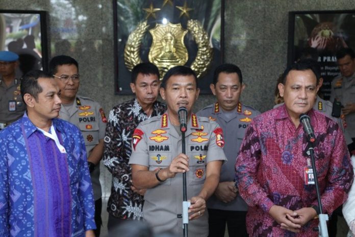 Ketua KPK Firli Bahuri (kanan) menemui Kapolri Jenderal Pol Idham Azis (tengah) di Mabes Polri, Jakarta, Senin (6/1/2020). (ANTARA/ HO-Polri)