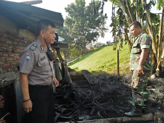 Petugas Polisi Saat Berada Dilokasi Kebakaran di Jalan Panglima Denai, Medan. (f:ist/mistar)