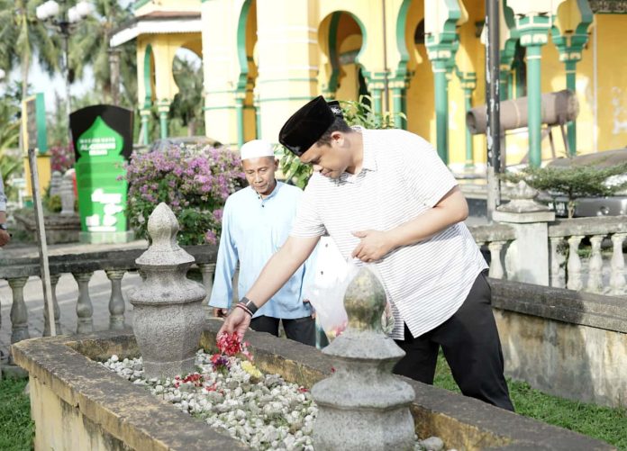 Bakal Calon Wali Kota Medan Bobby Nasution, menapak tilas Masjid Raya Al Osmani untuk melihat kembali sejarah panjang Kerajaan Deli di Kota Medan, Jumat (24/1). Usai melihat ke dalam masjid, bapak satu anak itu mengitari areal dan ber ziarah ke makam Sultan Osman Perkasa Alam serta Sultan Mahmud Perkasa Alam. (Foto mistar / saut)