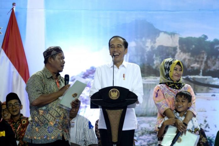 Presiden Joko Widodo menyerahkan 2.020 sertifikat hak atas tanah dalam kunjungan kerja di Jawa Timur di Wahana Ekspresi Poesponegoro, Kabupaten Gresik, Senin (27/1). (ANTARa/HO/Lukas - Biro Pers Sekretariat Presiden)