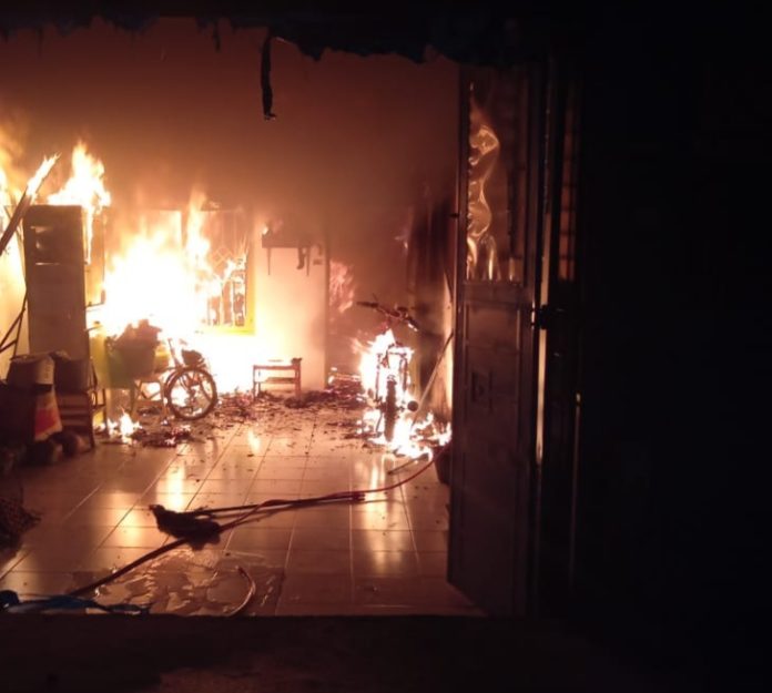 Kobaran api membakar seisi rumah Bun Kim di Jalan Cokroaminoto Lubuk Pakam,Minggu (26/1/2020).(f: mistar/iqbal)