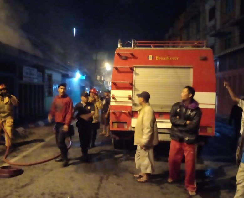 Petugas Damkar Deli Serdang berupaya memadamkan api di rumah Bun Kim Jalan Cokroaminoto Lubuk Pakam,Minggu (26/1/2020).(f:mistar/iqbal)