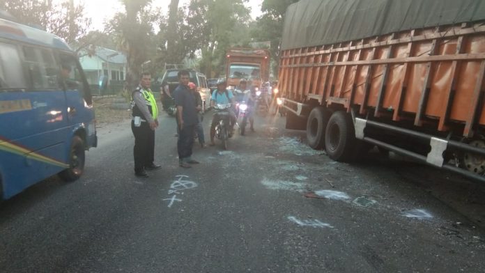 Kecelakaan lalu lintas di Jalan Siantar-Perdagangan, truk dan pikup serta betor beradu ‘kuat’.(f:mistar/ist)