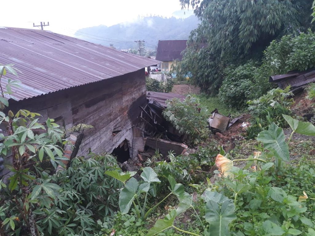 Kondisi rumah Bangun Lumbantobing yang tertimpa tanah lonsor. (f:fernado/mistar)