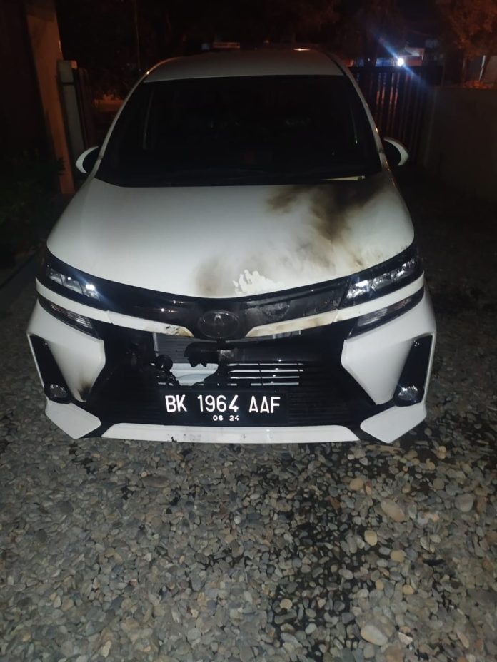 Mobil sedan Toyota warna putih rusak terbakar api bom molotov OTK. (f:ist.mistar)