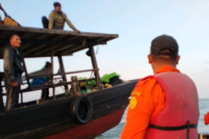 Nelayan tradisional Batubara bersama Tim SAR Tanjung Balai ikut mencari ABK KM Winston hilang di perairan Tanjung Tiram. (ANTARA/HO)