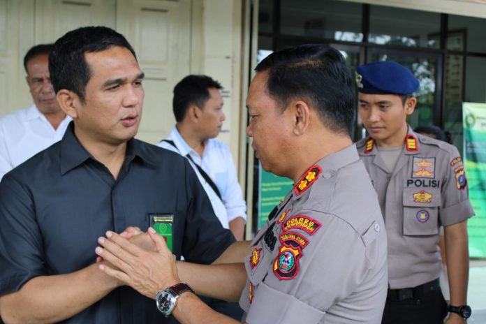 Ketua PN Sei Rampah sedang berjabat tangan dengan Kapolres Sergai saat terima kunjungan. (f: Bobby/Mistar)