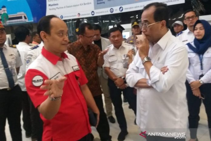 Menteri Perhubungan Budi Karya Sumadi berkunjung ke Posko Angkutan Natal Tahun 2019 dan Tahun Baru 2020 di Bandara Internasional Kualanamu. (ANTARA/Munawar)
