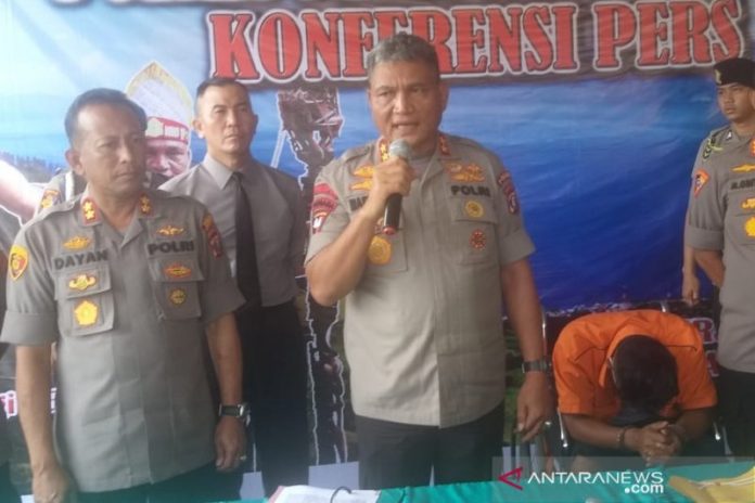 Kapolda Sumatera Utara Irjen Martuani Sormin memberikan penjelasan di Rumah Sakit Bhayangkara Medan. (ANTARA/Munawar)