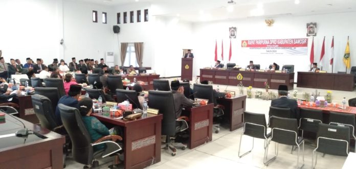 Rapat Sempat Memanas : Rapat Paripurna Hari Jadi ke-16 DPRD Samosir, karena diwarnai kampanye terselubung. (Halomoan/mistar) DPRD Samosir Berlangsung Panas