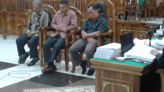 Ketiga terdakwa kasus suap Bupati Phakpak Bharat saat menjalani sidang di PN Medan. (f:amsal/mistar)