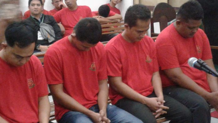 Keempat terdakwa saat menjalani sidang perdana di PN Medan.(f:amsal/mistar)