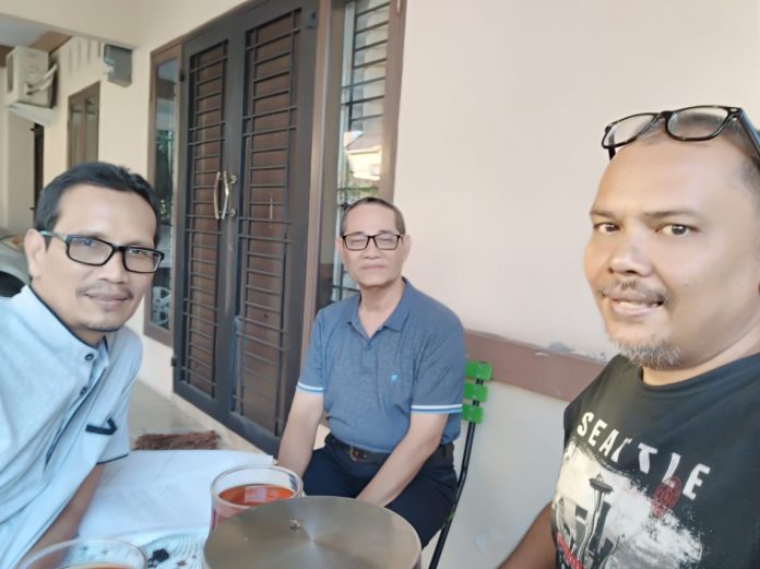 Datok Besitang OK Muhammad Yusuf Chalid SH tengah, kiri Ketua Perwakilan Zuriat Kedatukan Besitang Ir OK Abdul Halim, kanan Jubir, M Hidayat. (f:ist/mistar)